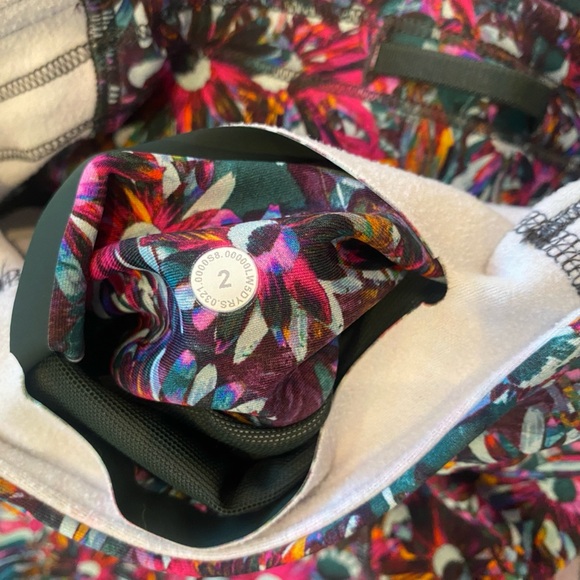 Lululemon Run Swift Speed High-Floral Electric Multi Rise
Leggings size 2 - Picture 3 of 10